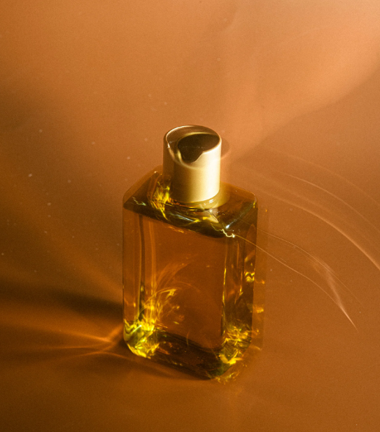 Caramel Noir luxury perfume bottle with warm amber tones by Fragmend